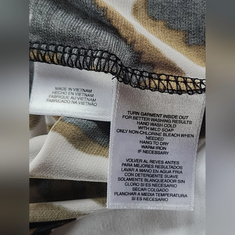 Giraffe/Animal Print Sleeveless Womens Blouse - Picture 9 of 10